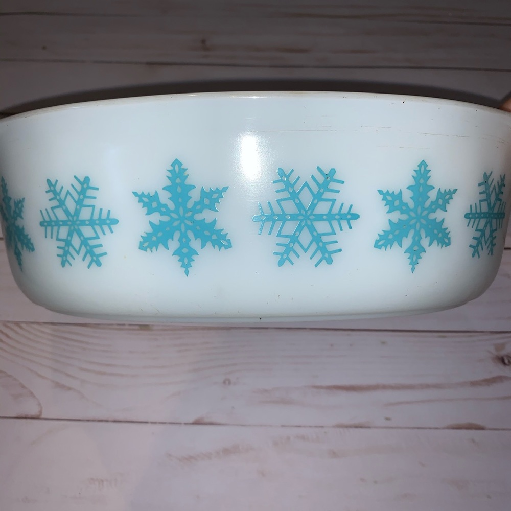 Pyrex Vintage turquoise snowflake casserole dish❄️